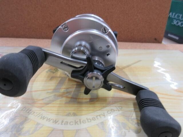 Shimano 13 CALCUTTA 300 Baitcast Reel Right Hand Gear Ratio 5.6:1 F/S from Japan