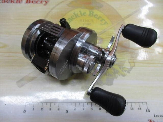 Shimano CALCUTTA CONQUEST DC 200 Right Hand Bait Casting Reel F/S from Japan