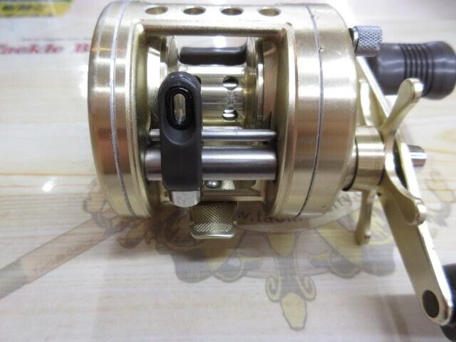 Shimano CALCUTTA 201XT L-H Baitcasting Reel Gear Ratio 5.1:1 260g F/S From Japan