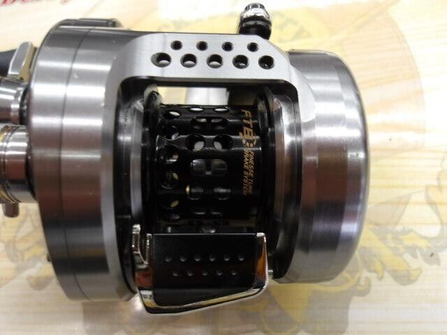 Shimano 17 Calcutta Conquest BFS HG-L Baitcasting Reel Free Shipping from Japan