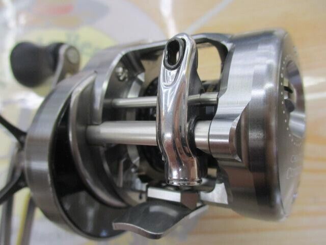 Shimano 17 CALCUTTA CONQUEST BFS HG Baitcasting Reel Right Hand F/S from Japan