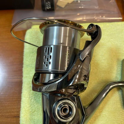 Shimano 18 STELLA 4000MHG Spinning Reel Gear Ratio 5.8:1 255g F/S from Japan
