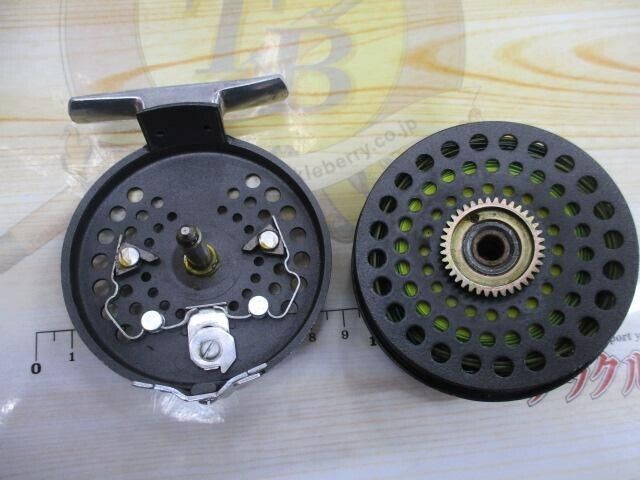 Orvis BATTENKILL Disc 5/6 Gunmetal Fly Fishing Reel with Case F/S from Japan